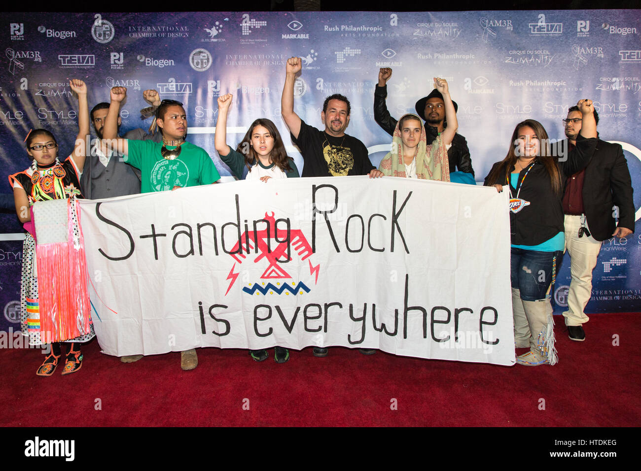 West Hollywood, Californie, USA. 10 mars, 2017. Les militants et ceux qui sont contre le pipeline accès dakota tenir un panneau qui dit "Standing Rock est partout" à la semaine de la mode style - automne/hiver 2017 au centre de design pacifique de West Hollywood, Californie, USA le 10 mars 2017. © sheri determan/Alamy live news Banque D'Images