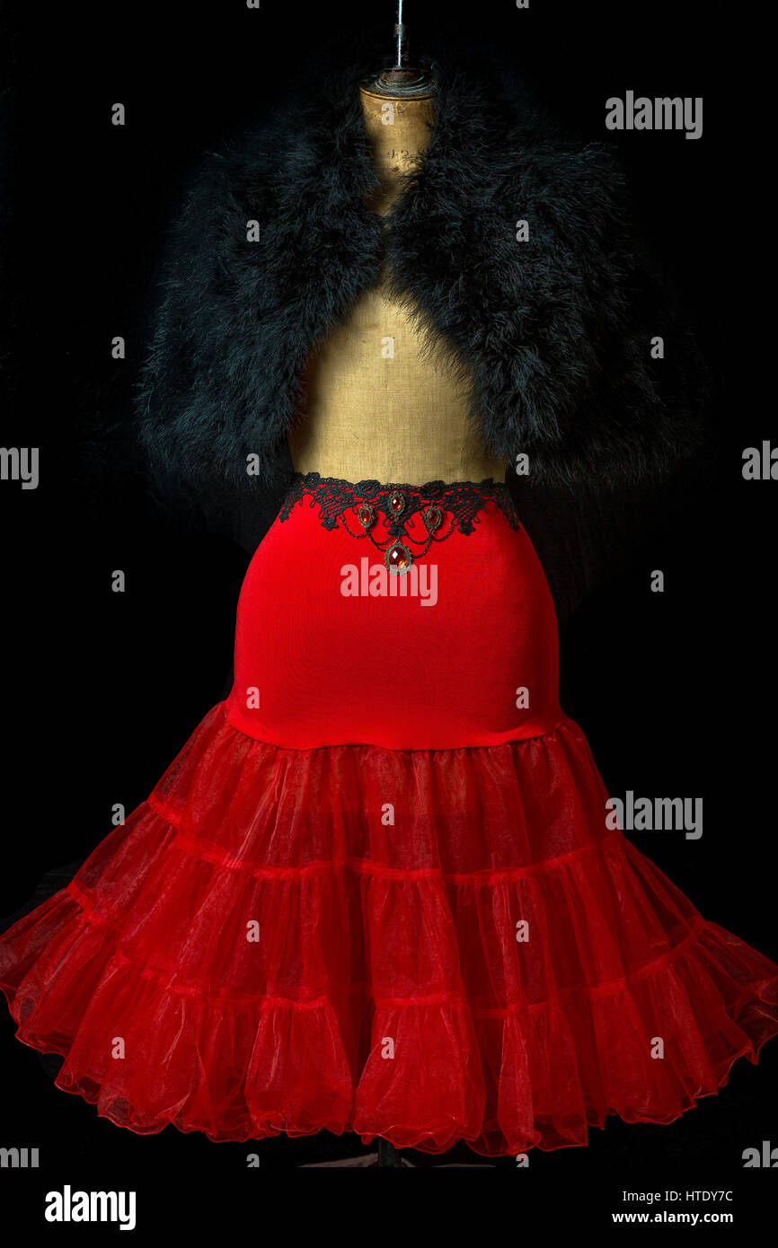 Enveloppe en fourrure noire et jupe en filet rouge sur un mannequin vintage Banque D'Images