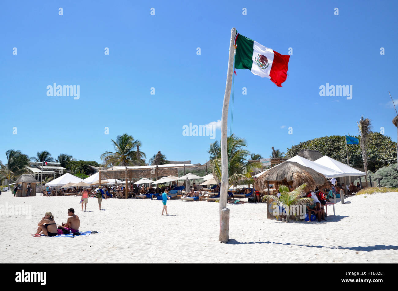Les touristes sur la plage de Tulum mexique avec drapeau mexicain Banque D'Images