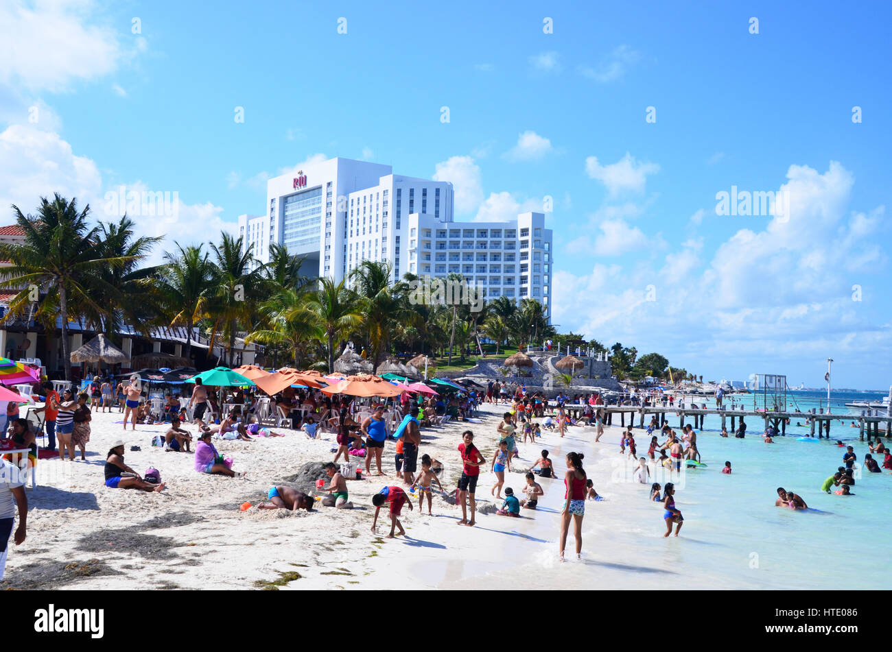 La population locale nager sur une plage à Cancun, Mexique Photo Stock