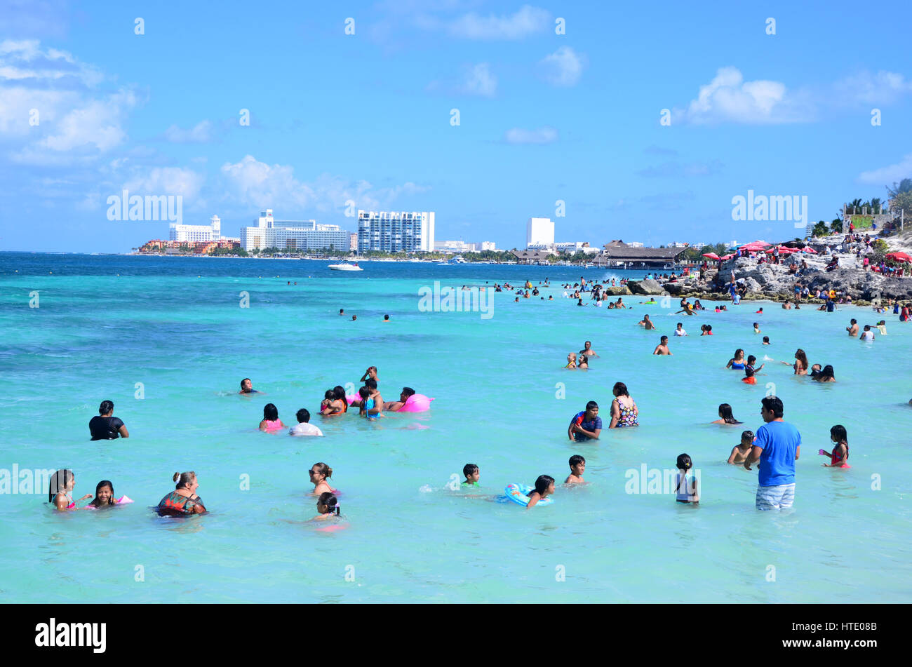 La population locale se baigner dans la mer sur une plage publique à