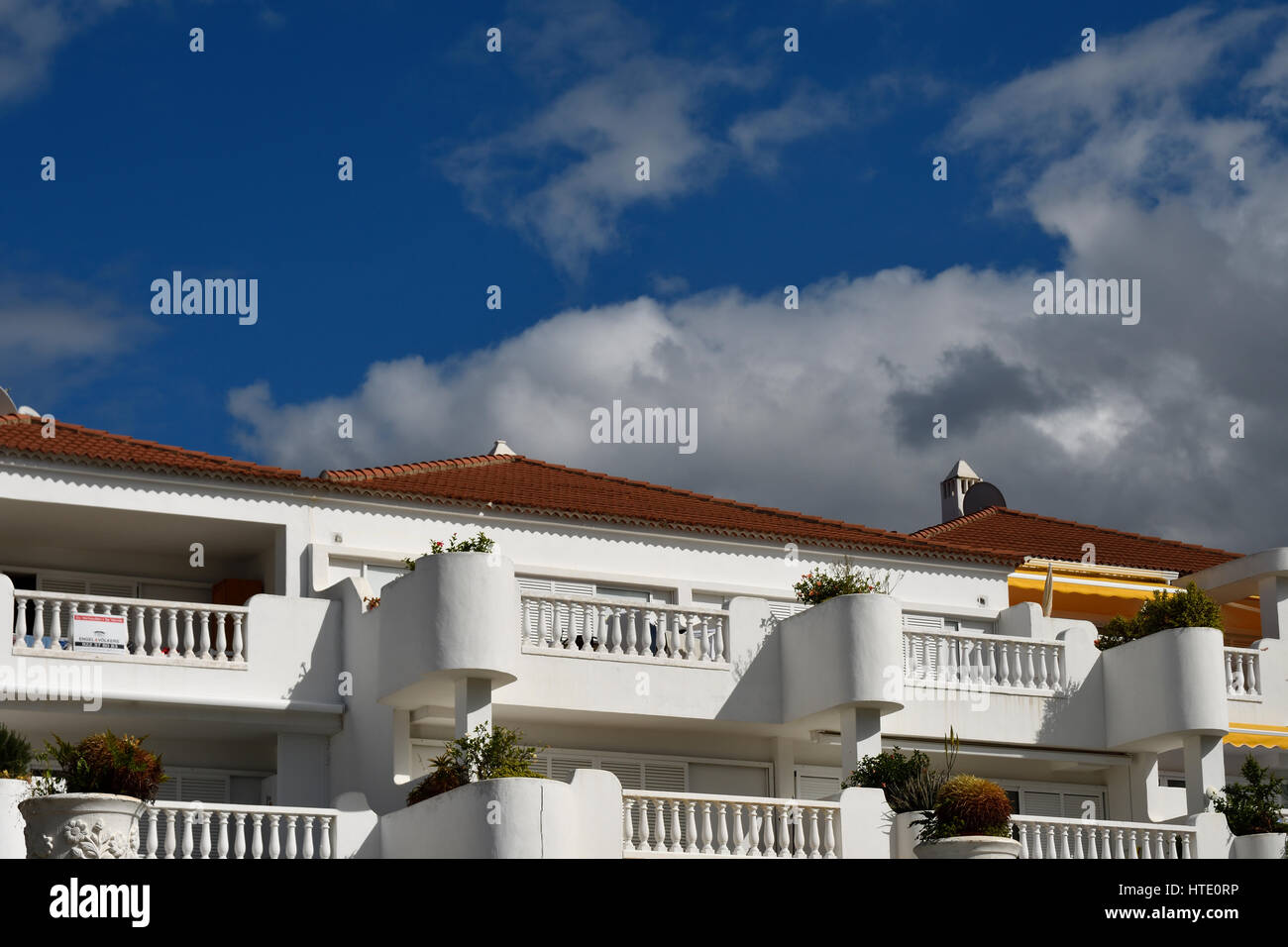 Maison avec façade blanche sur fond de ciel bleu, photo de Puerto de la Cruz Tenerife Espagne. Banque D'Images