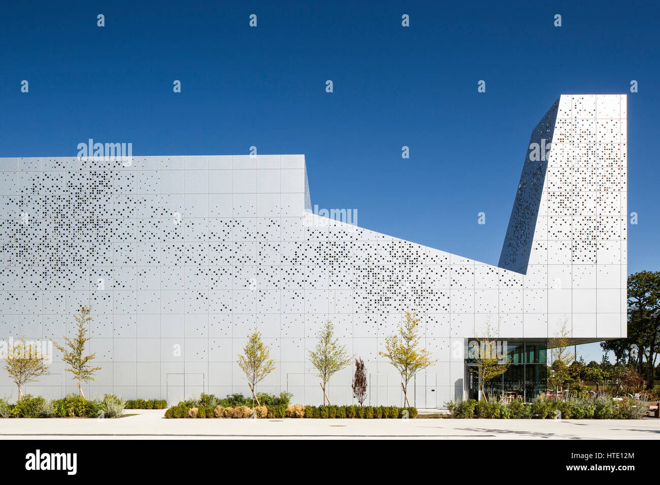 Toit angulaire de la façade extérieure. Sénart Theatre, Paris, France. Architecte : Chaix & Morel et associés, 2016. Banque D'Images