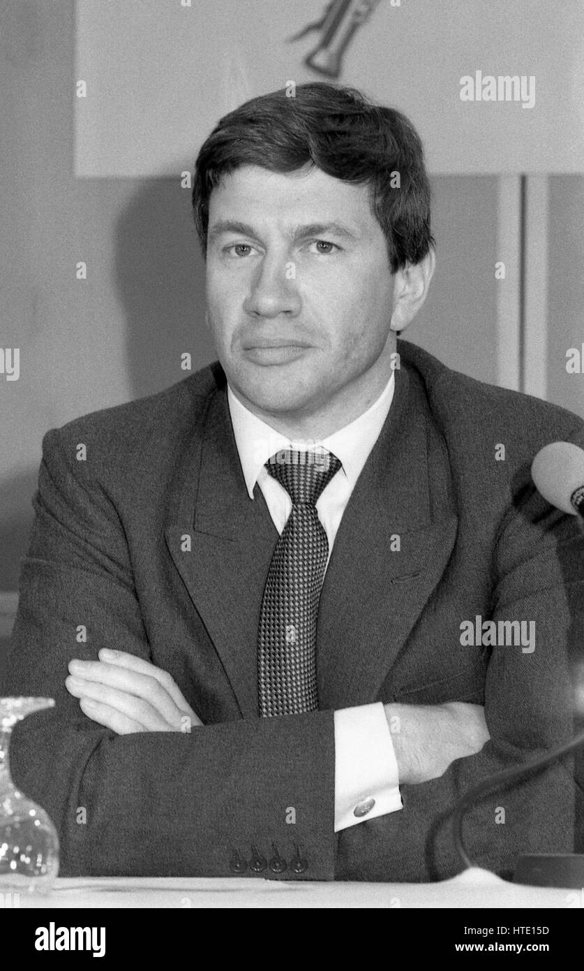 Michael Portillo, Ministre d'État à l'administration locale et membre du parti conservateur du Parlement pour Enfield Southgate, assiste à une conférence de presse le parti du gouvernement local à Londres, Angleterre le 10 avril 1991. Il a maintenant une carrière dans la radiodiffusion et de la télévision. Banque D'Images