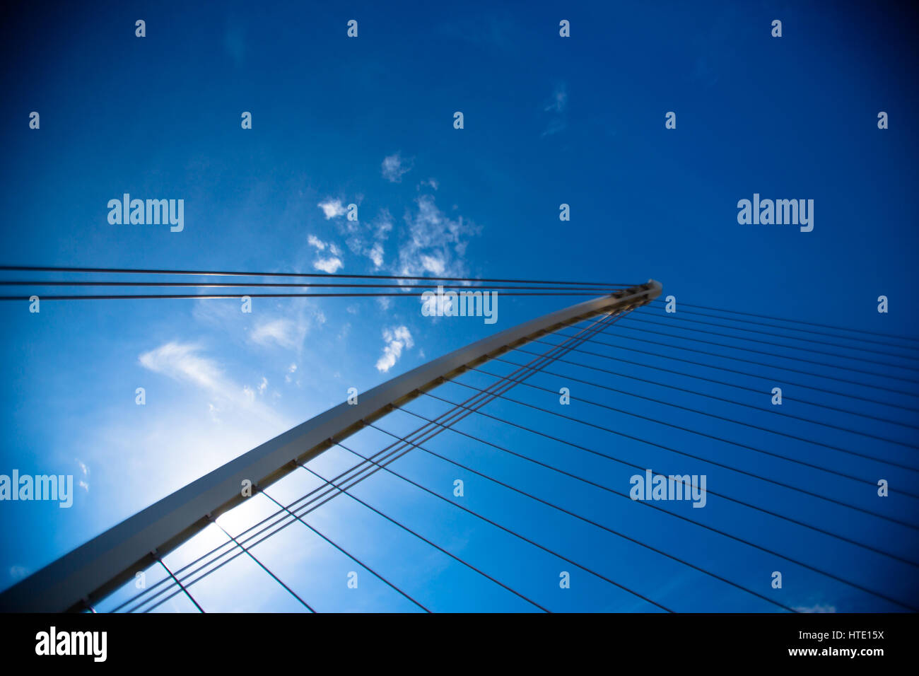 Samuel Beckett Bridge sur un jour d'été parfait Banque D'Images
