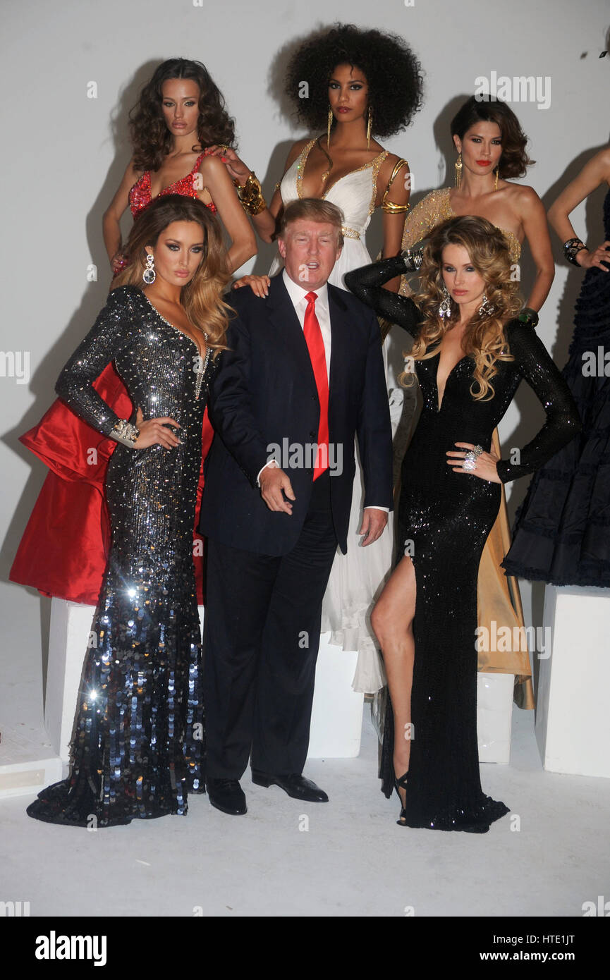 Donald Trump (C) et (L-R) Miss France 2010 Rosanna Purcell, Miss Kosovo 2008 Zana Krasniqi, Miss France 2009 Chloé Mortaud, Miss Univers 2002 Justine Pasek, et Miss USA 2004 Shandi Finnessey assister à un photocall à Chelsea Piers, Studio 59 le 27 juillet, 2 Banque D'Images