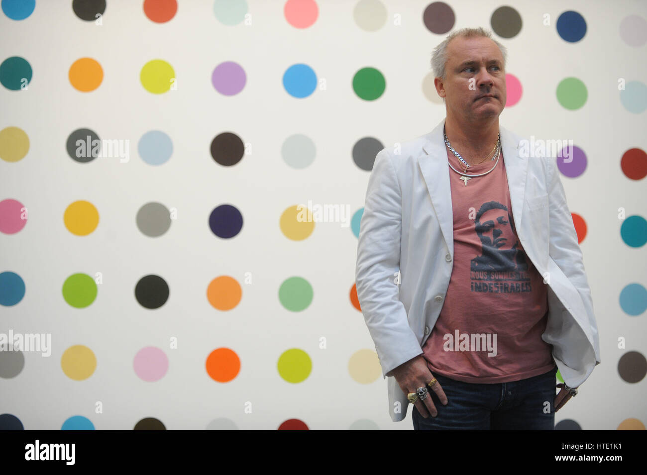 Artiste Damien Hirst se tient juste en face de l'un de ses tableaux intitulé 'Minoxidil,2005" lors d'une prévisualisation des médias à la Gagosian Gallery à New York le 11 janvier 2012 Banque D'Images