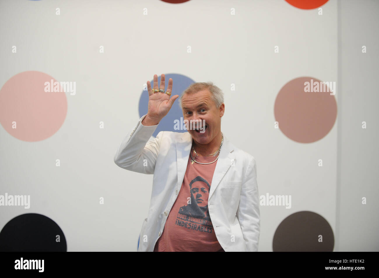 Artiste Damien Hirst se tient juste en face de l'un de ses tableaux intitulé 'Minoxidil,2005" lors d'une prévisualisation des médias à la Gagosian Gallery à New York le 11 janvier 2012 Banque D'Images