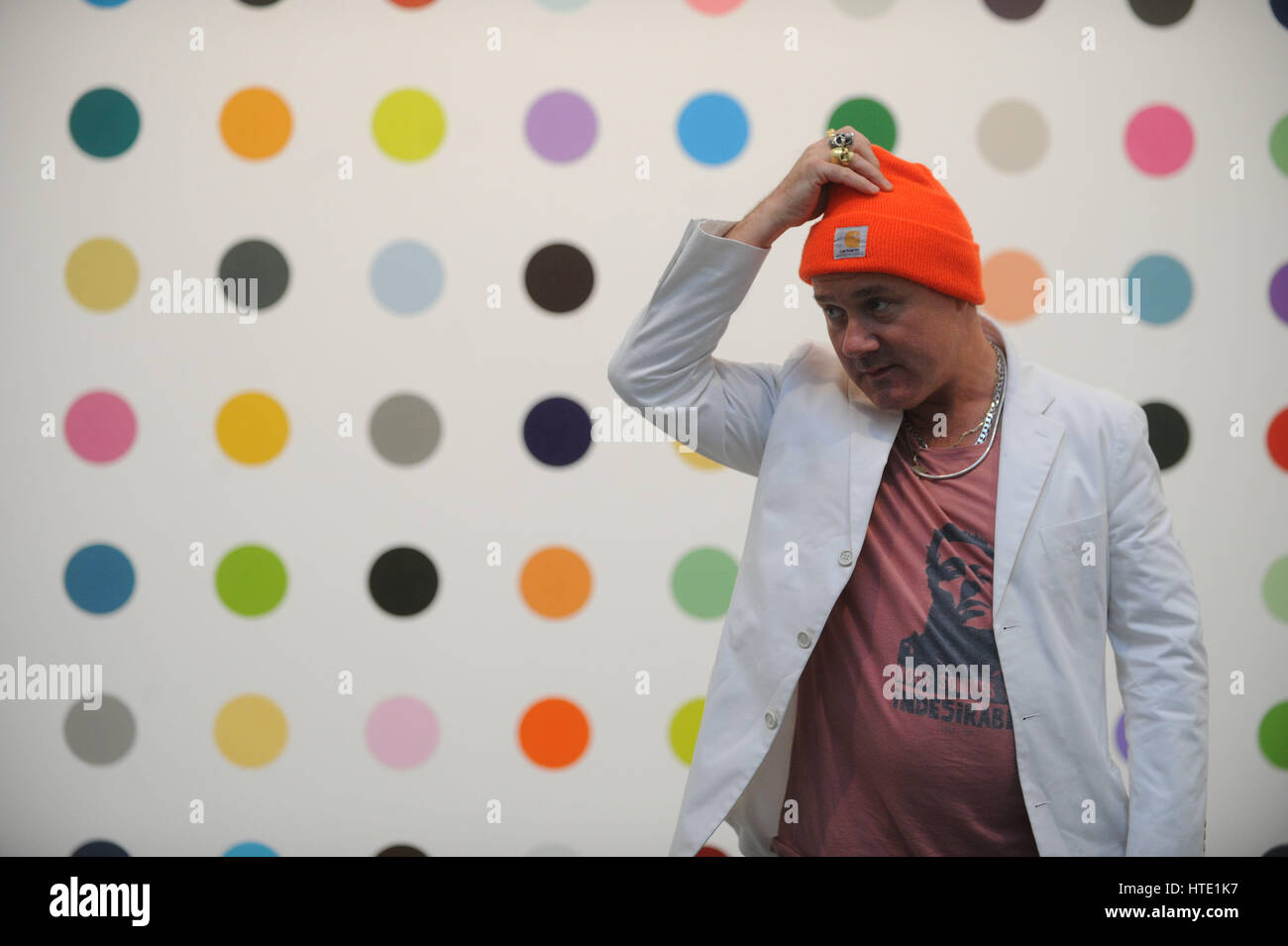Artiste Damien Hirst se tient juste en face de l'un de ses tableaux intitulé 'Minoxidil,2005" lors d'une prévisualisation des médias à la Gagosian Gallery à New York le 11 janvier 2012 Banque D'Images