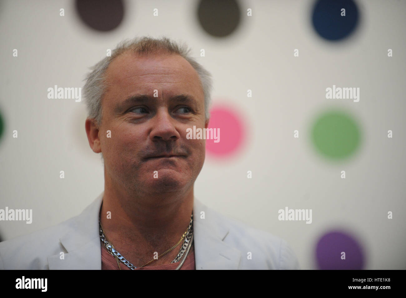 Artiste Damien Hirst se tient juste en face de l'un de ses tableaux intitulé 'Minoxidil,2005" lors d'une prévisualisation des médias à la Gagosian Gallery à New York le 11 janvier 2012 Banque D'Images