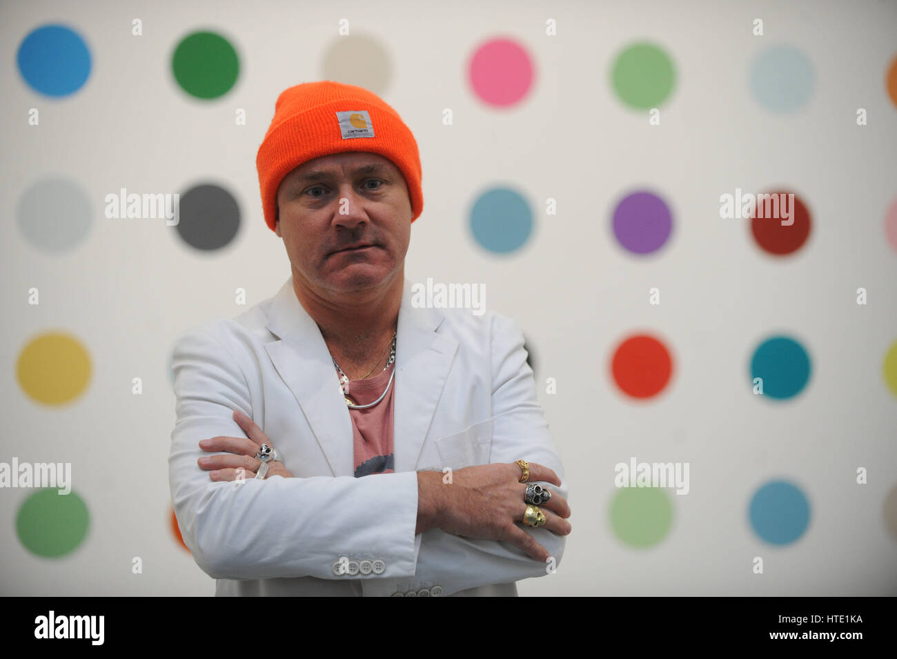 Artiste Damien Hirst se tient juste en face de l'un de ses tableaux intitulé 'Minoxidil,2005" lors d'une prévisualisation des médias à la Gagosian Gallery à New York le 11 janvier 2012 Banque D'Images