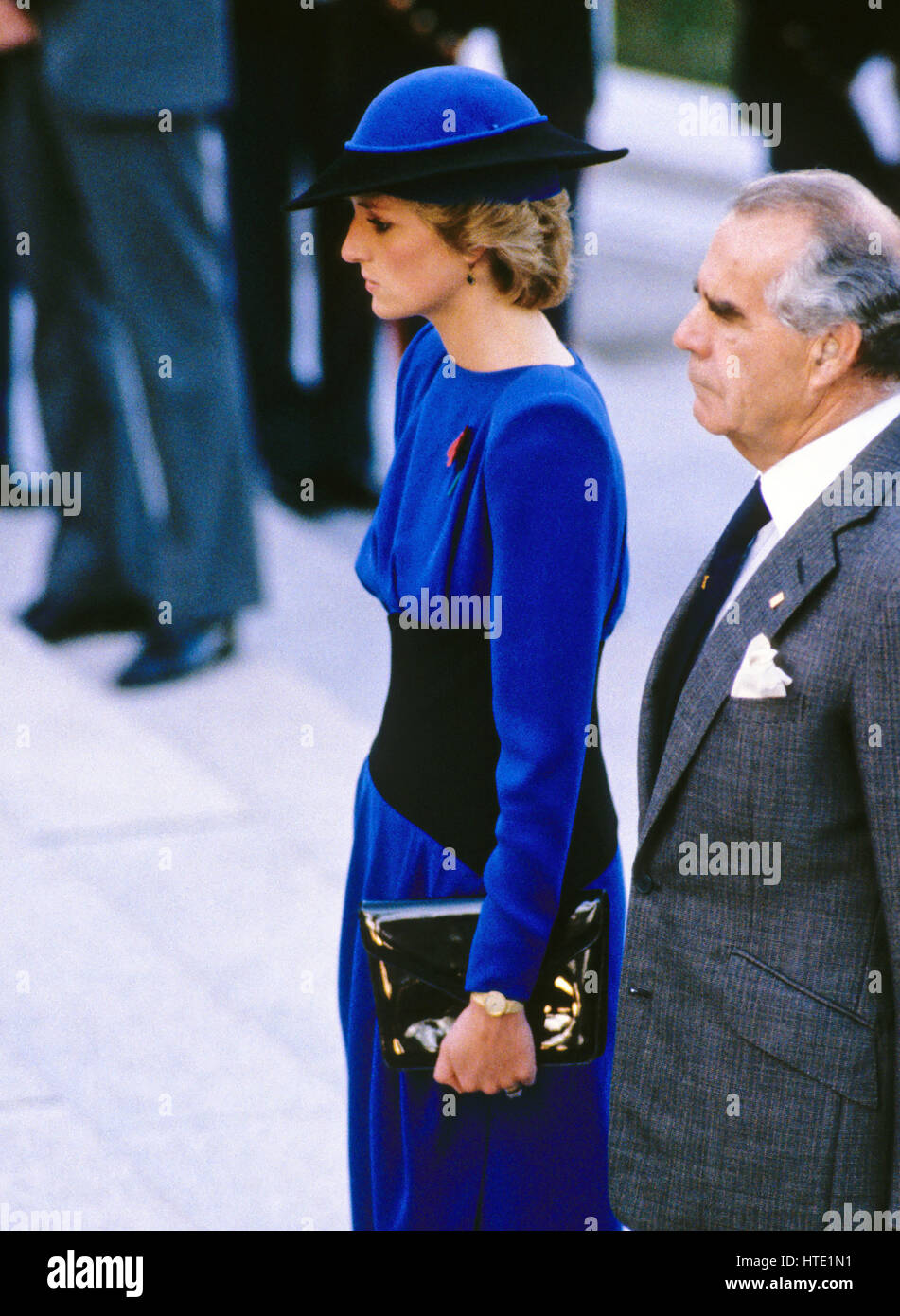 La princesse Diana regarde son mari le prince Charles dépose une gerbe sur la tombe des inconnues à l'occasion de la Journée des anciens combattants au cimetière national d'Arlington à Arlington, en Virginie, le 11 novembre, 1985 Banque D'Images