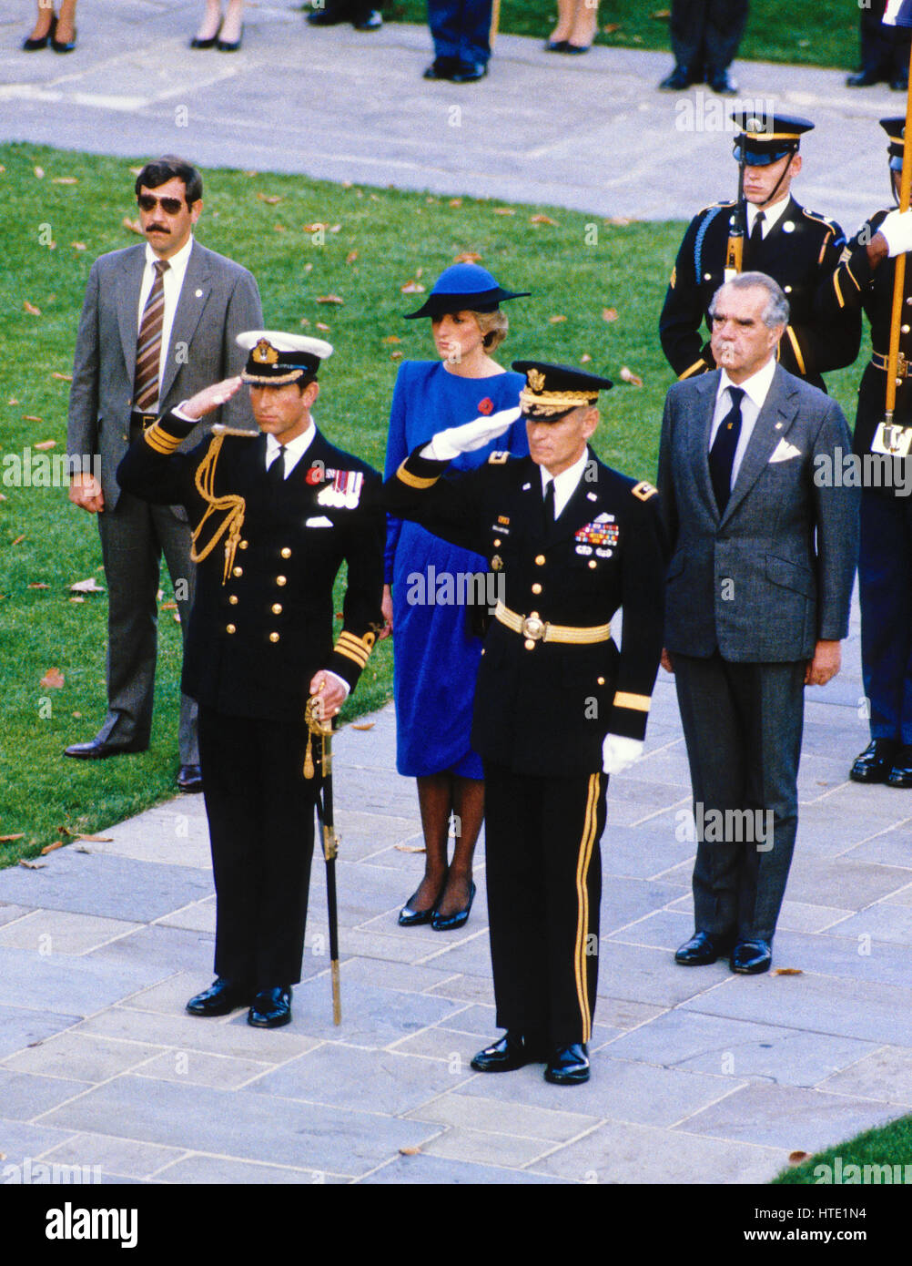 La princesse Diana, centre en robe bleue, regarde son mari le prince Charles, à gauche au centre, rend hommage au cours d'une cérémonie d'une gerbe sur la tombe des inconnues à l'occasion de la Journée des anciens combattants au cimetière national d'Arlington, à Arlington, Virginia sur Novembe Banque D'Images