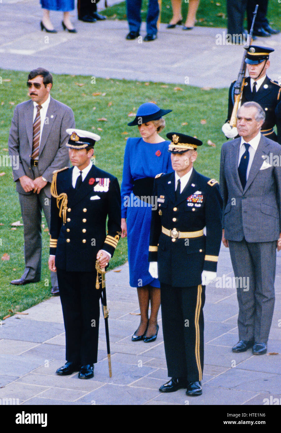 La princesse Diana, centre en robe bleue, regarde son mari le prince Charles, centre gauche, arrive à déposer une couronne sur la tombe des inconnues à l'occasion de la Journée des anciens combattants au cimetière national d'Arlington à Arlington, en Virginie, le 11 novembre, 1985 Banque D'Images