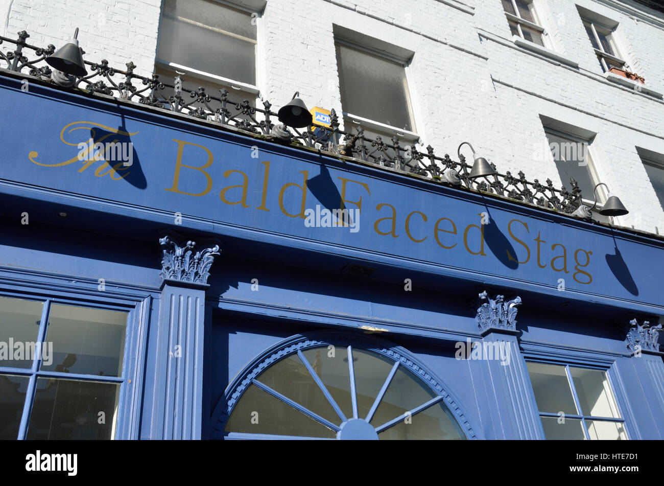 Face à tête pub Stag dans East Finchley, London, UK. Banque D'Images