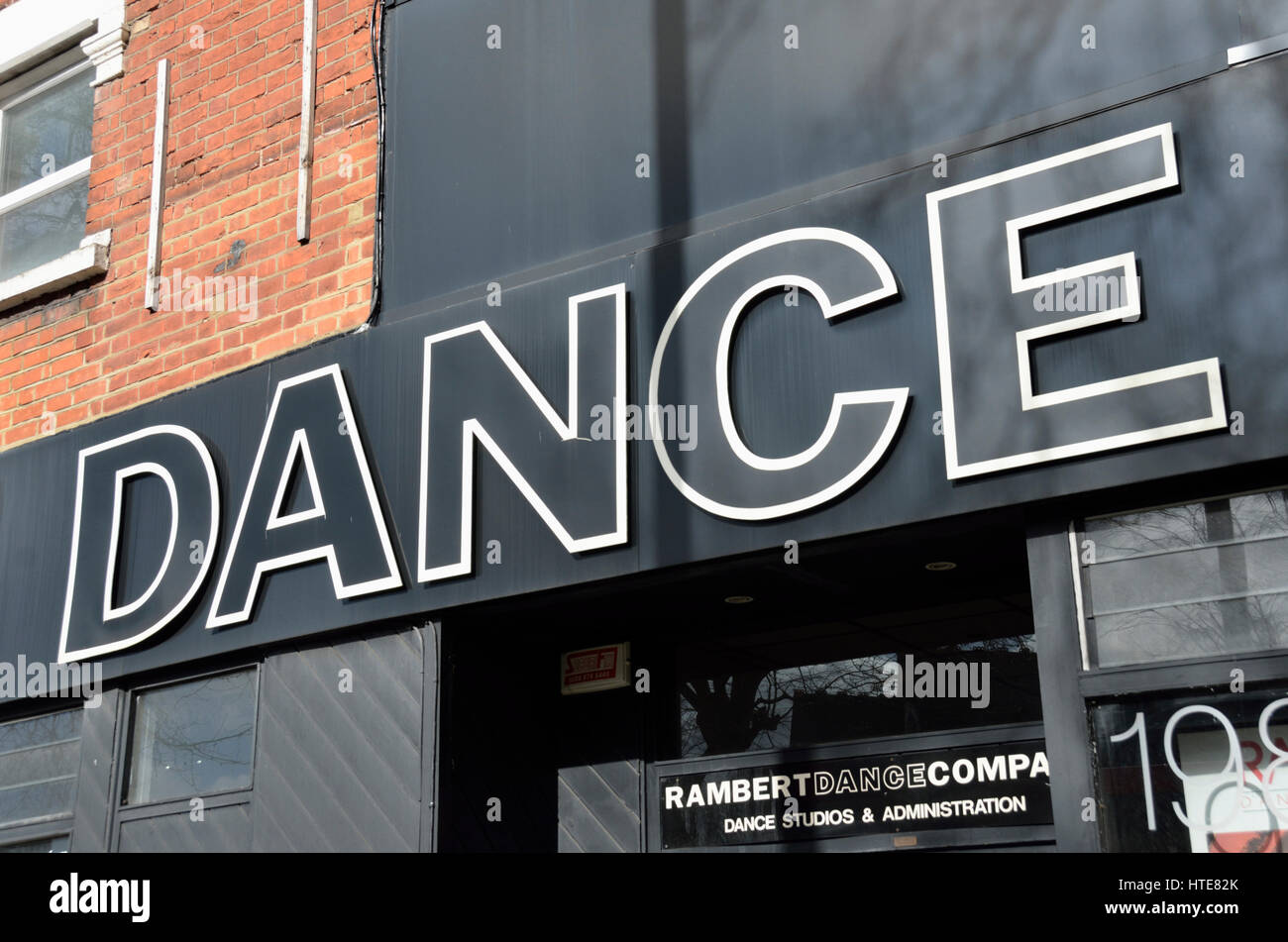 Grand 'Dance' signe sur extérieur de l'immeuble. Banque D'Images