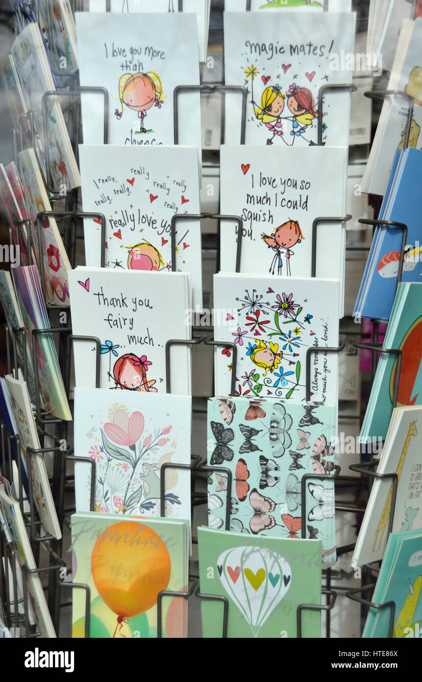 Cartes de vœux sentimentale sur un stand à l'extérieur d'un magasin. Banque D'Images