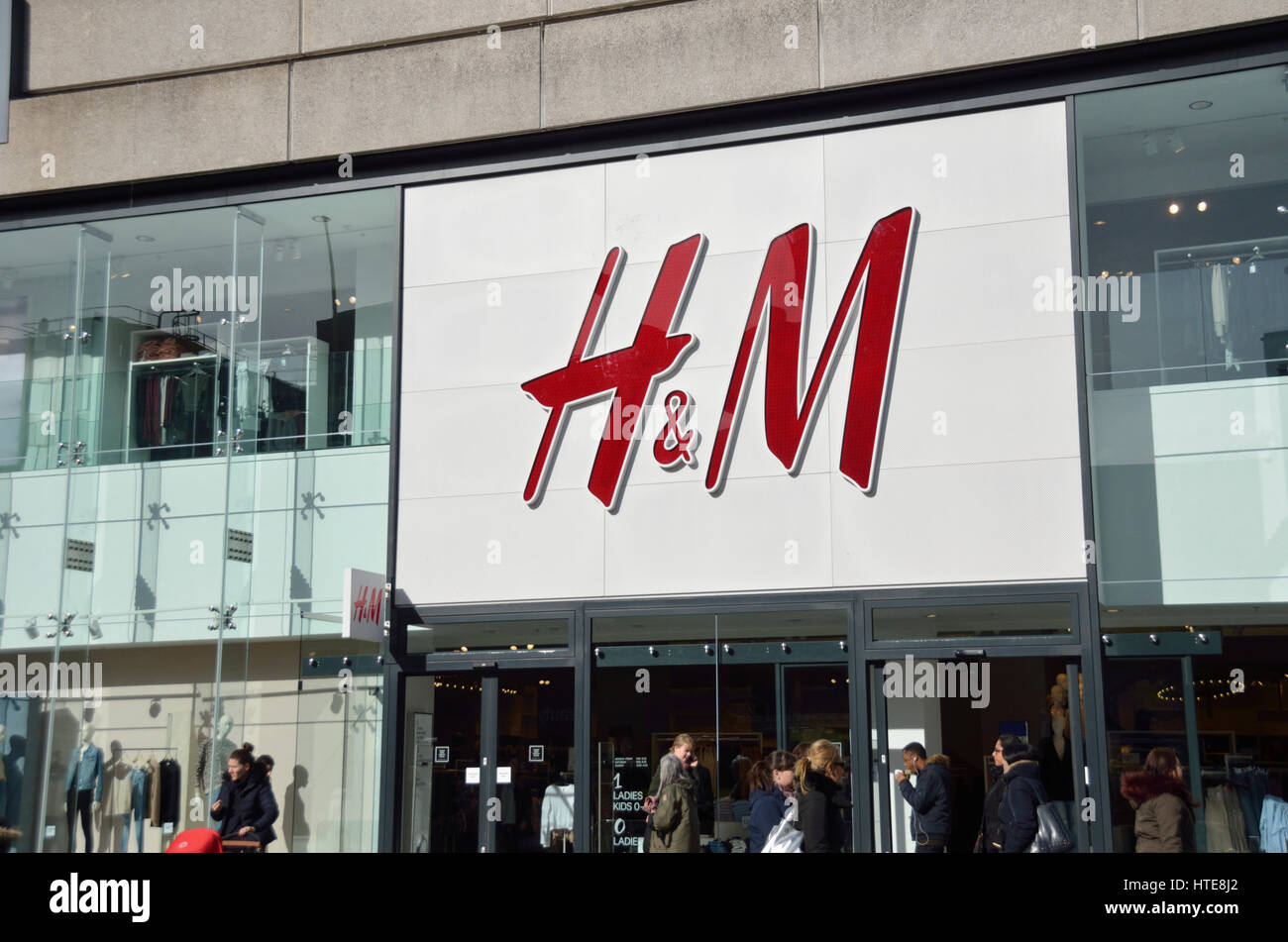 H et M fashion store dans King Street, Hammersmith, London, UK. Banque D'Images