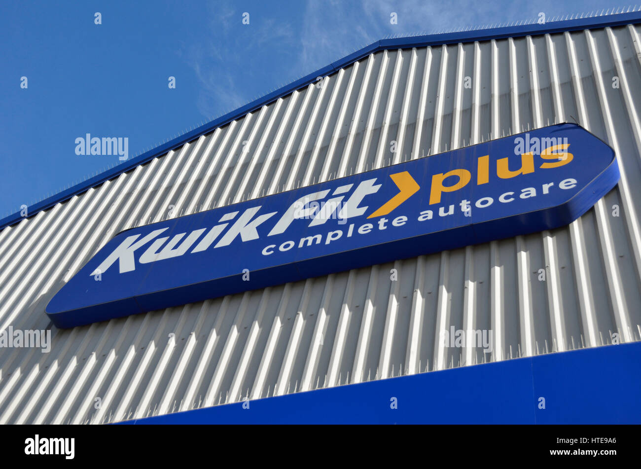 Kwik Fit Plus remplir autocare à Edgware Road, Colindale, Londres, Royaume-Uni. Banque D'Images
