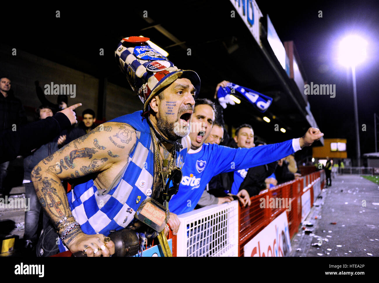 John Anthony Portsmouth football Club Westwood est l'un des supporters de football les plus reconnaissables en Angleterre lorsqu'il ne travaille pas comme libraire antiquaire ici au match Sky Bet League 2 entre Crawley Town et Portsmouth au Checkatrade Stadium de Crawley. 7 mars 2017. Photo Simon Dack / Téléphoto Images à usage éditorial uniquement. Pas de merchandising. Pour les images de football des restrictions FA et Premier League s'appliquent inc. Aucune utilisation Internet/mobile sans licence FAPL - pour plus de détails contacter football Dataco Banque D'Images