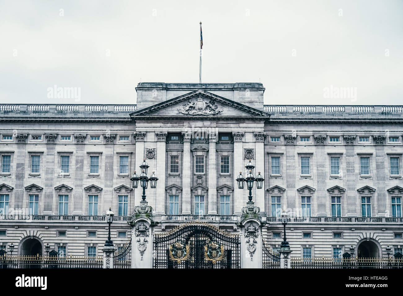 L'entrée de la palais de Buckingham à Londres. Le Palais est un lieu de travail et l'élément central de la monarchie constitutionnelle. Banque D'Images