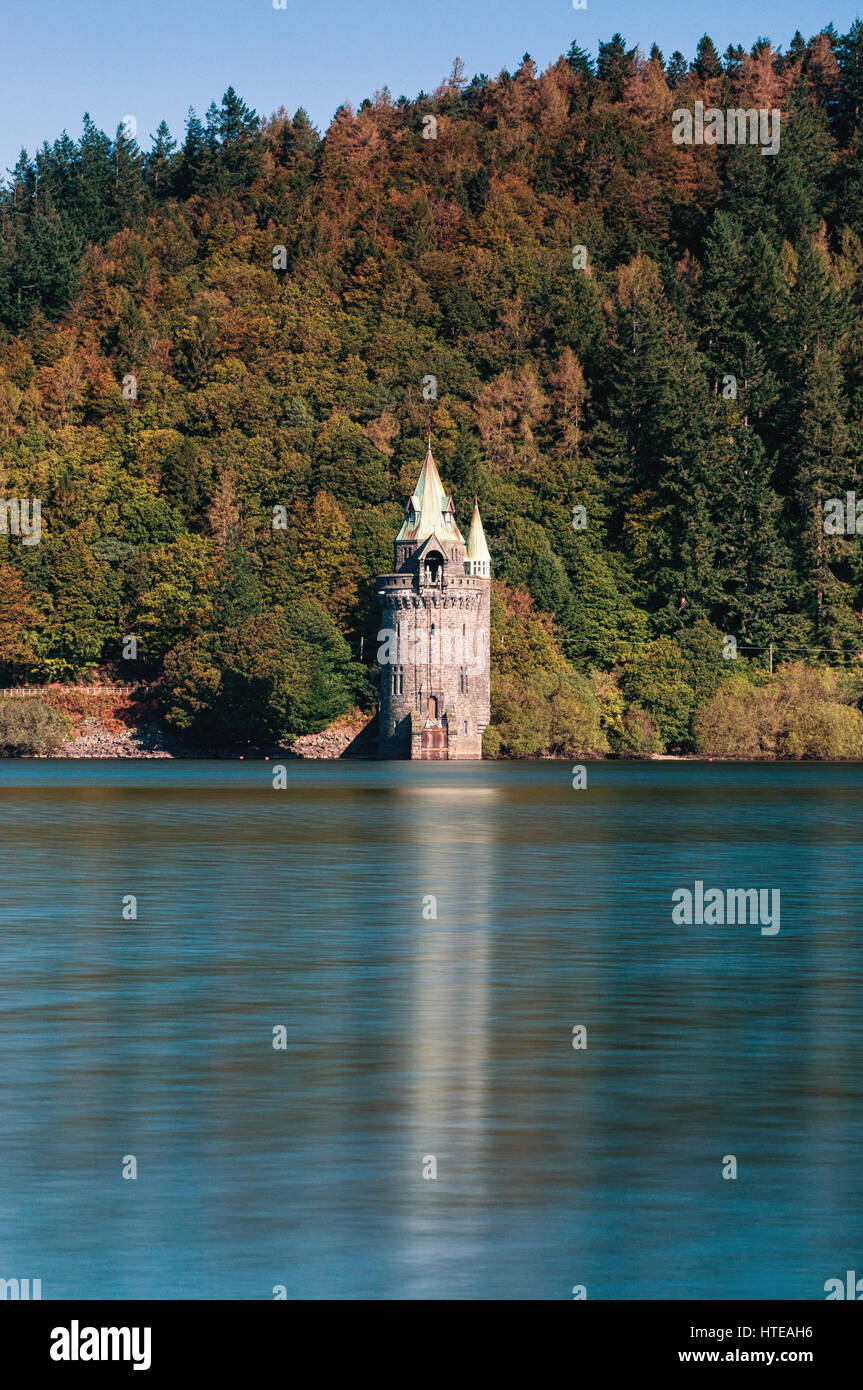 Lake Vyrnwy tour à rude épreuve avec des arbres derrière au cours de l'automne, Pays de Galles, Royaume-Uni Banque D'Images