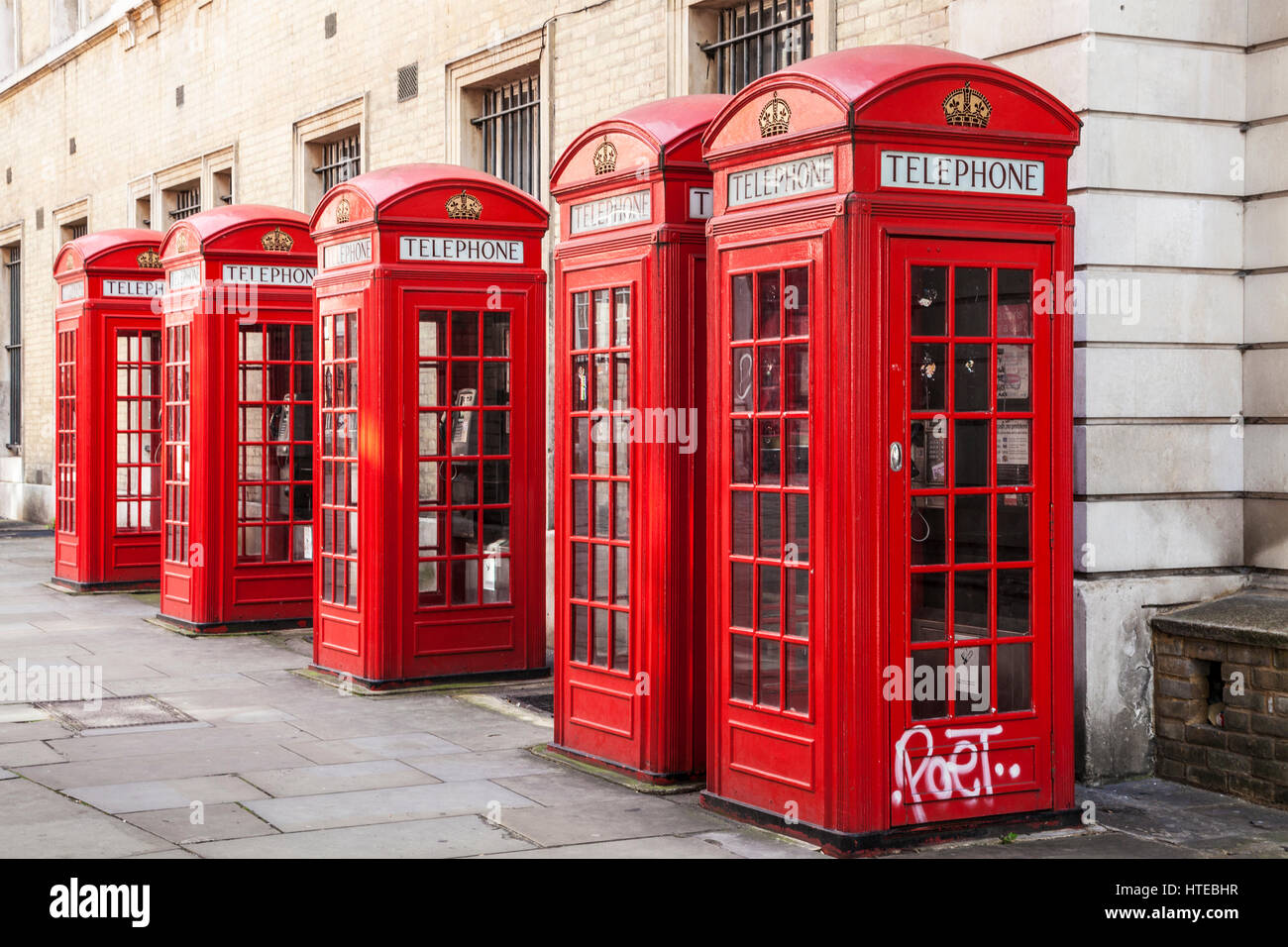 Une rangée de cabines téléphoniques rouges de Londres Photo Stock - Alamy