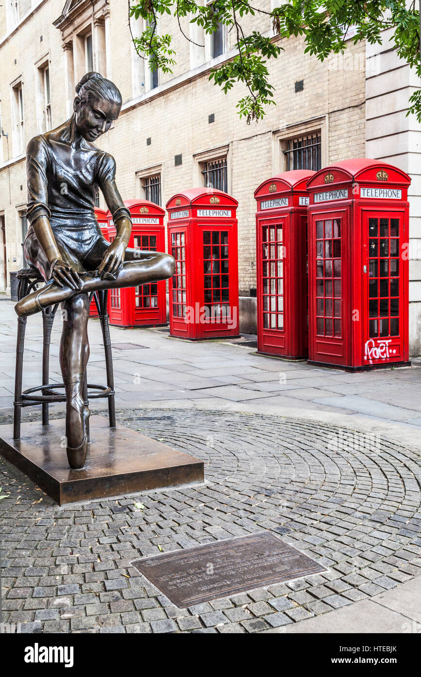 Statue d'une jeune danseuse par Enzo Plazzotta avec une rangée de cabines téléphoniques rouges de Londres. Banque D'Images