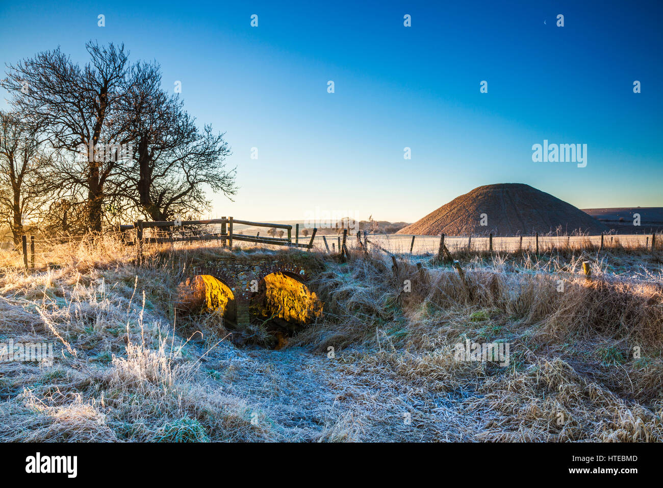 Un matin glacial à Silbury Hill dans le Wiltshire. Banque D'Images