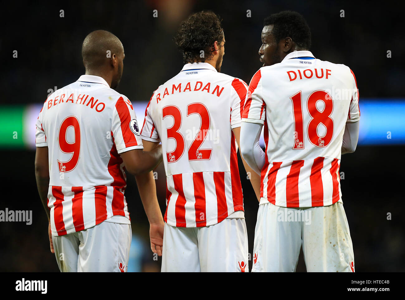 (De gauche à droite) Stoke City's Saido Berahino, Stoke City's Ramadan Sobhi et Stoke City's Mame Biram Diouf Banque D'Images