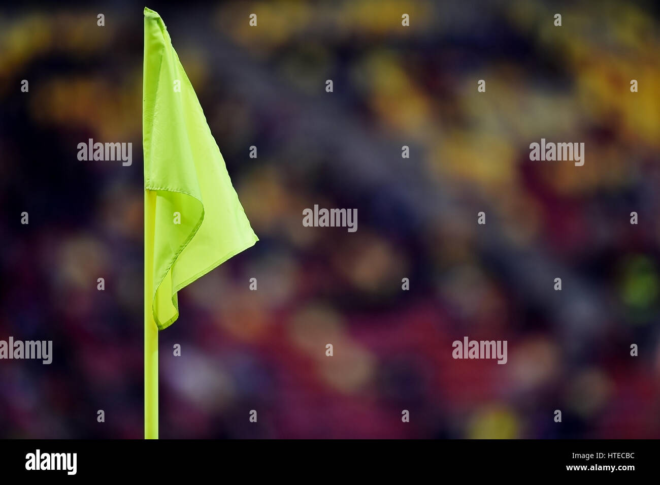Détail avec jaune football corner flag sur un stade Banque D'Images