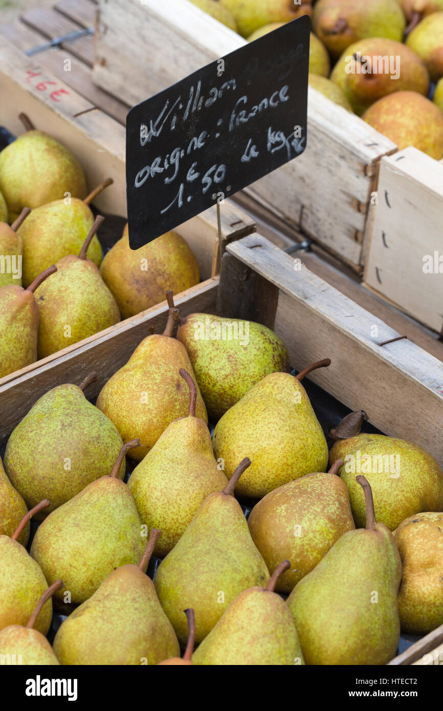 Les poires en vente sur un marché de produits biologiques locaux dans le sud de la France, l'Europe. Banque D'Images