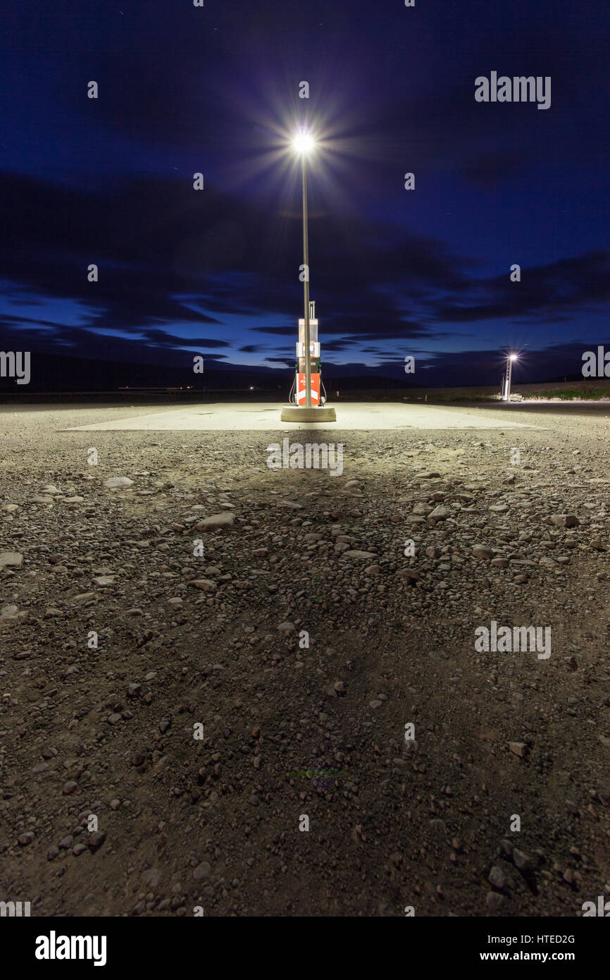 Vide poste d'essence libre-service pendant la nuit en Islande. Banque D'Images