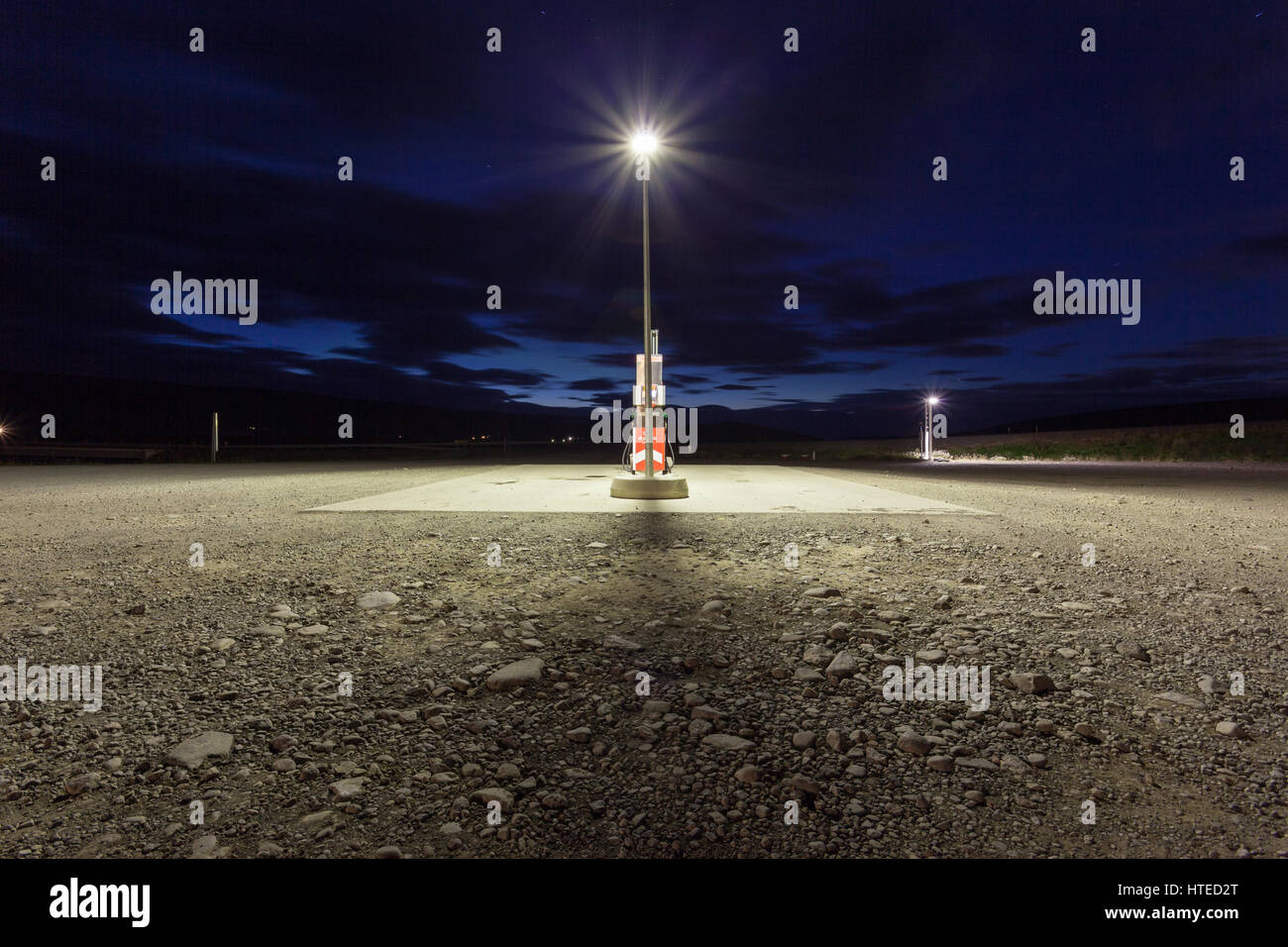 Vide poste d'essence libre-service pendant la nuit en Islande. Banque D'Images