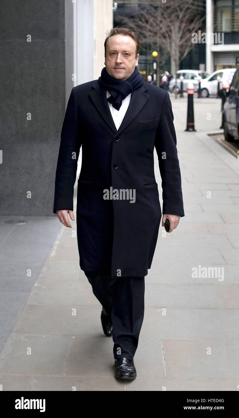 L'homme d'affaires Mark Holyoake devant le Rolls Building de Londres, où il poursuit les frères magnat de l'immobilier Nick et Christian Candy et leur entreprise immobilière du groupe CPC dans le cadre d'un litige concernant un prêt de 12 millions de livres sterling. Banque D'Images
