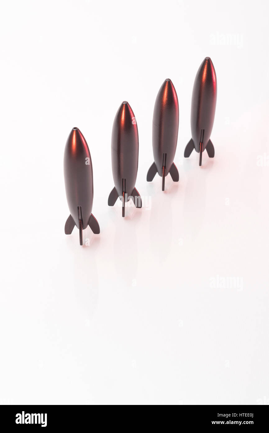 Fusées-jouets. Pour les missiles Iran & Corée du Nord, les missiles hypersoniques Russie Kinjal, les start-ups, la course aux armements en Russie américaine, la menace nucléaire Poutine, Space X. Banque D'Images Fusées-jouets. Pour les missiles Iran & Corée du Nord, les missiles hypersoniques Russie Kinjal, les start-ups, la course aux armements en Russie américaine, la menace nucléaire Poutine, Space X. Banque D'Images