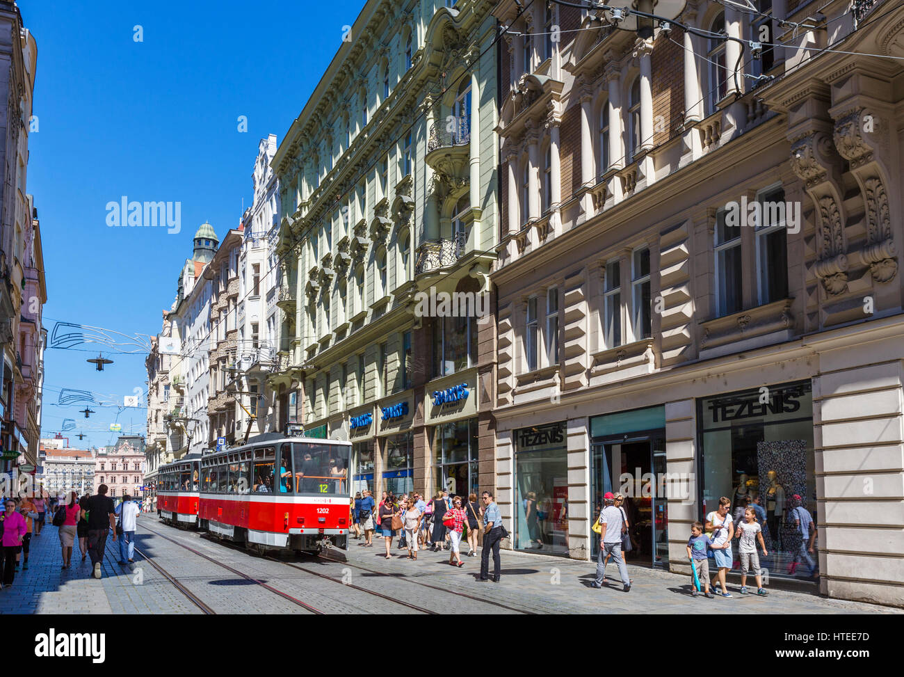 Brno. Commerces et tramway sur Masarykova dans le centre-ville, à Brno, Moravie, République Tchèque Banque D'Images