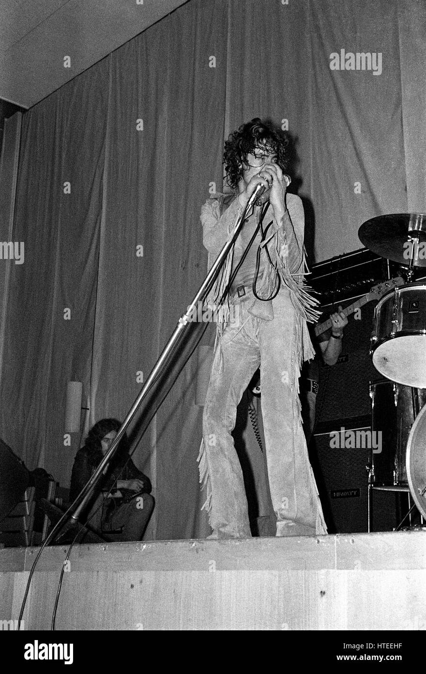 L'OMS : Roger Daltrey se produit avec le groupe de rock britannique qui dans l'Anson, Bristol University Students' Union, regardé par roadie qui Tony Haslam, 7 décembre 1968 Banque D'Images