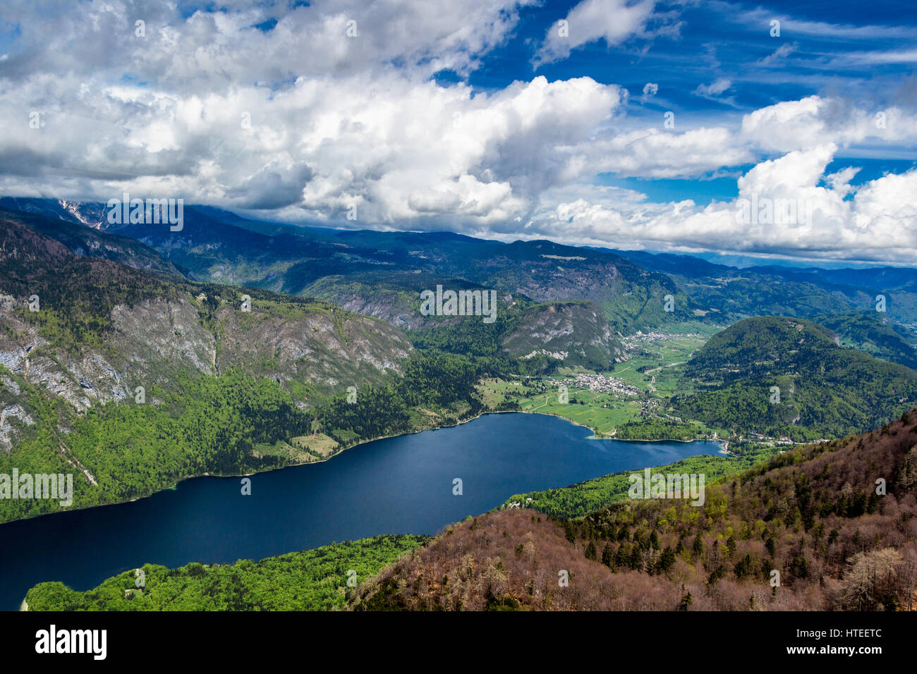 Lac de Bohinj à partir de la gare supérieure du téléphérique de Vogel. Alpes juliennes. La Slovénie Banque D'Images