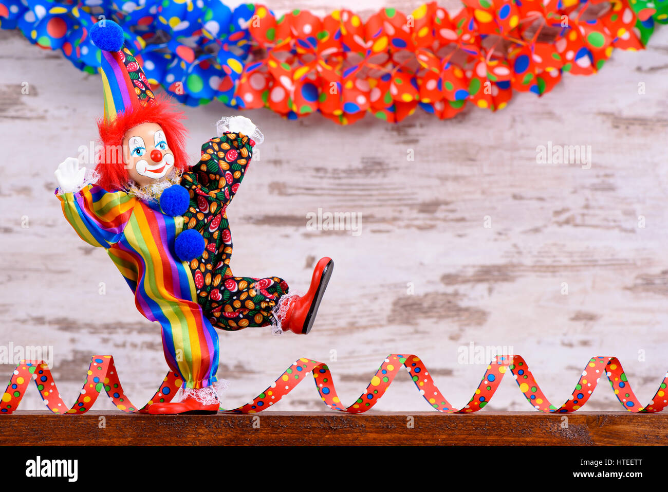 Funny clown costume coloré et papier banderole Banque D'Images