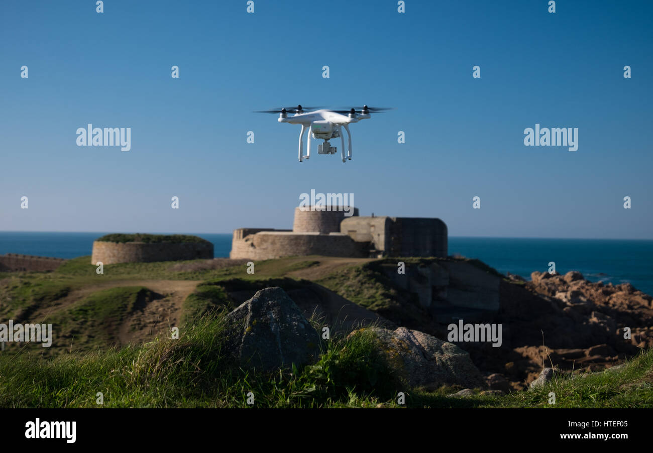 Un drone DJI Phantom en vol à Guernesey Banque D'Images