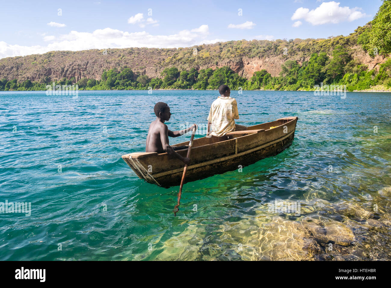 Les Africains en canoë, Chala lake, le Kenya et la Tanzanie à la frontière Banque D'Images