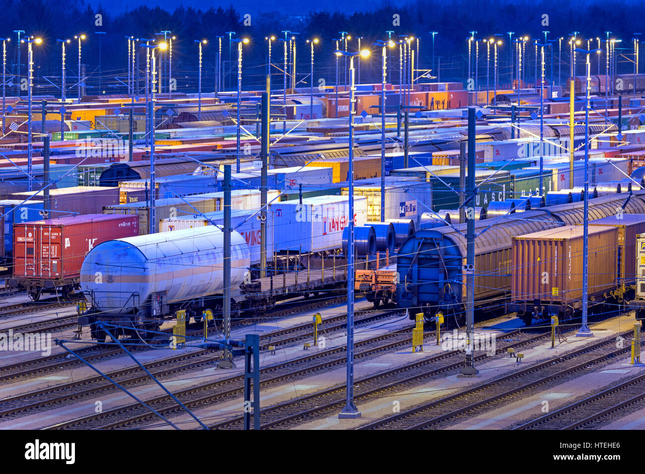 Les wagons stationnés sur les voies de nuit, gare de triage, Maschen, Maschen, Basse-Saxe, Allemagne Banque D'Images