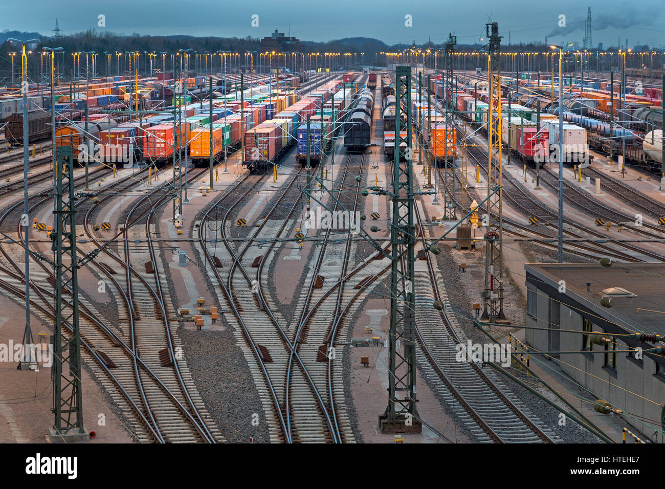 Les wagons stationnés sur les voies au crépuscule, de gare de triage Maschen, Maschen, Basse-Saxe, Allemagne Banque D'Images