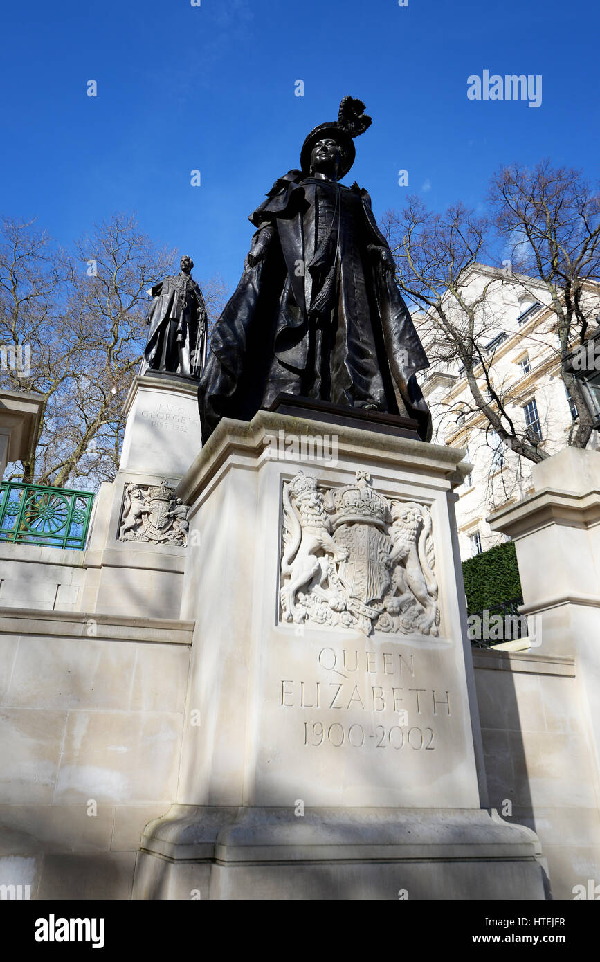 George VI et Queen Elizabeth Memorial - statues de la reine Elizabeth et du roi George VI dans un cadre architectural dans le Mall, Londres, Royaume-Uni Banque D'Images