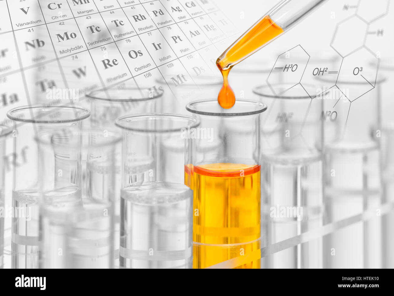 Expérience en laboratoire avec des produits chimiques pour l'analyse de liquide jaune Banque D'Images