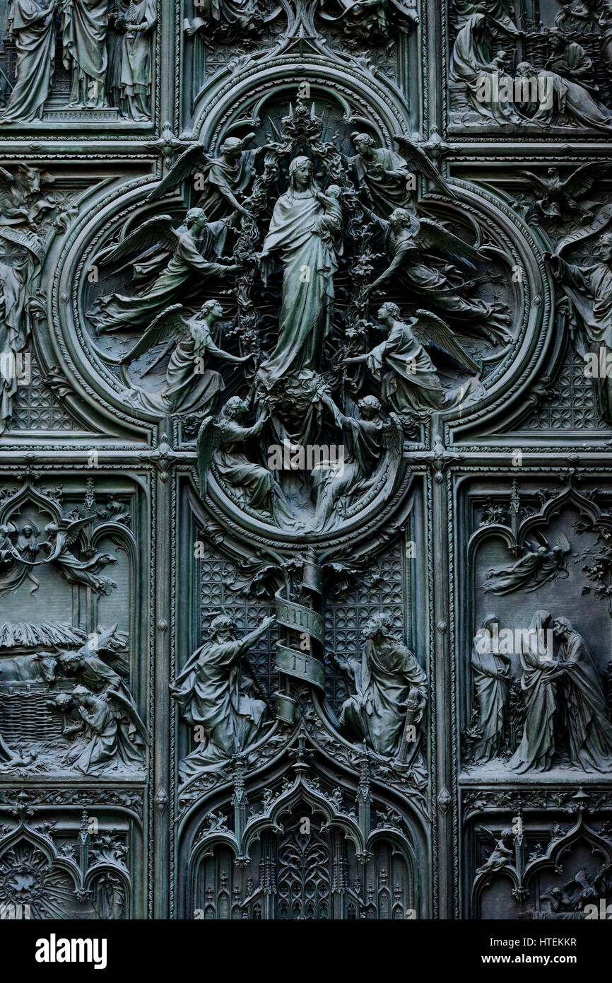 Duomo de Milan Italie - détails des portes d'entrée Banque D'Images
