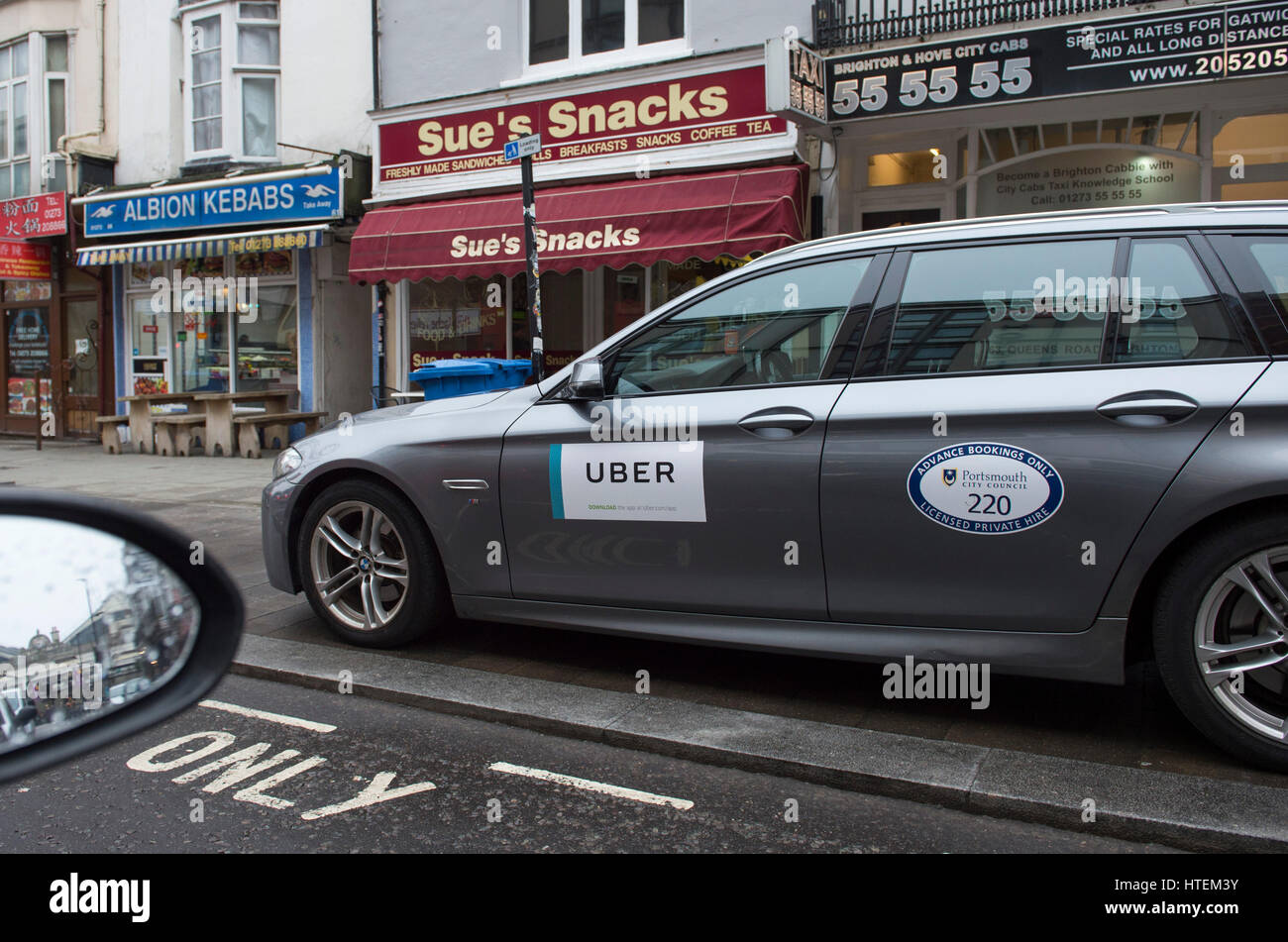 Un super taxi stationné sur la chaussée dans Queens Road Brighton UK Banque D'Images