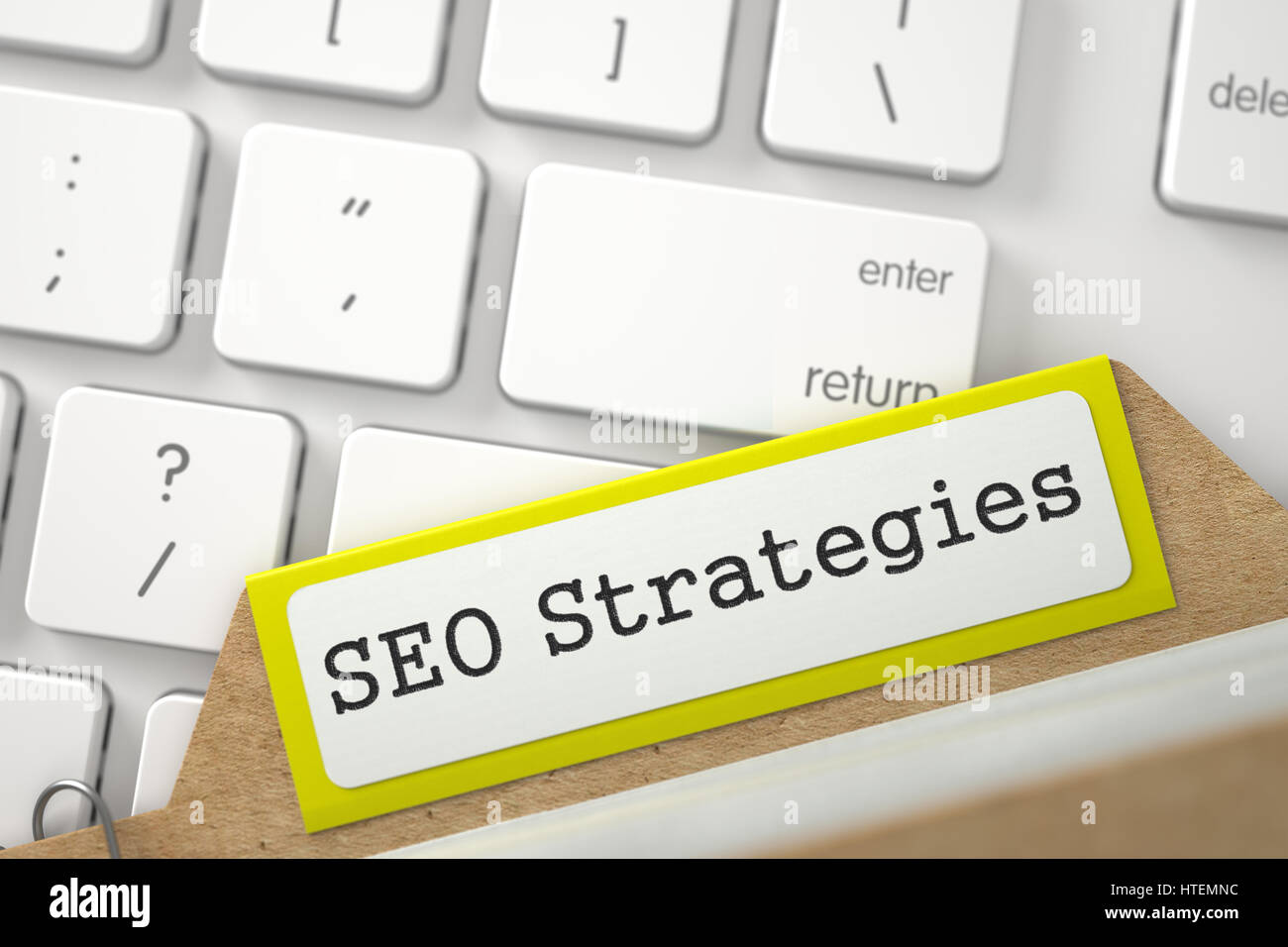 Des stratégies de SEO. Fichier jaune sur fond de carte clavier PC Blanc. Concept d'archive. Vue en gros plan. Focus sélectif. Le Rendu 3D. Banque D'Images