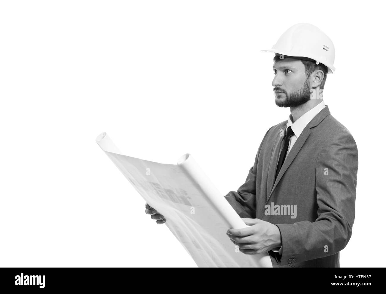 Il a une passion pour ce qu'il fait. Mâle mature graves portant costume formel et foreman holding blueprints casque isolé sur blanc regardant la copie Banque D'Images